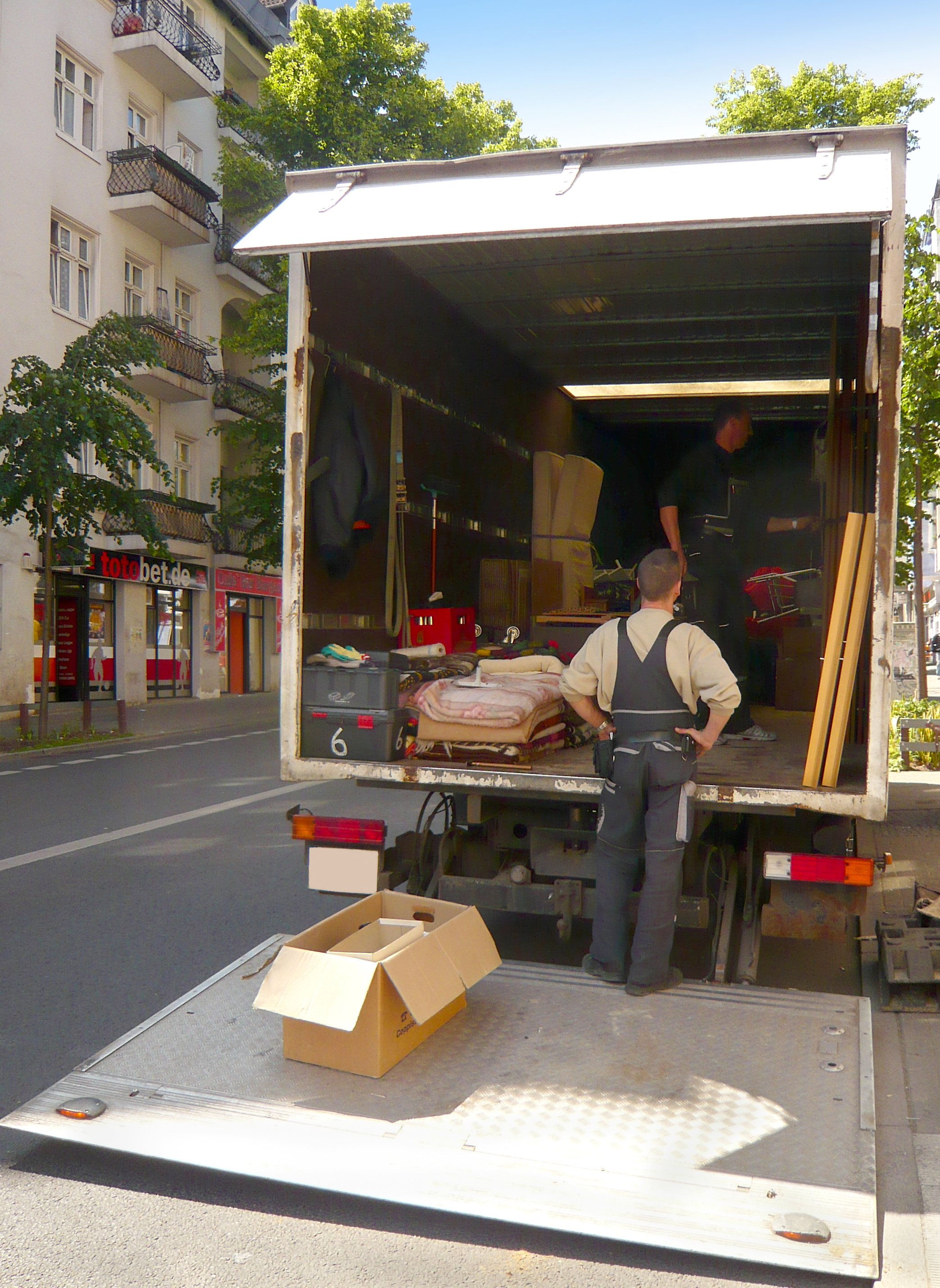 Umzugs-LKW auf Berliner Straße – Ablauf Umzug Reinickendorf