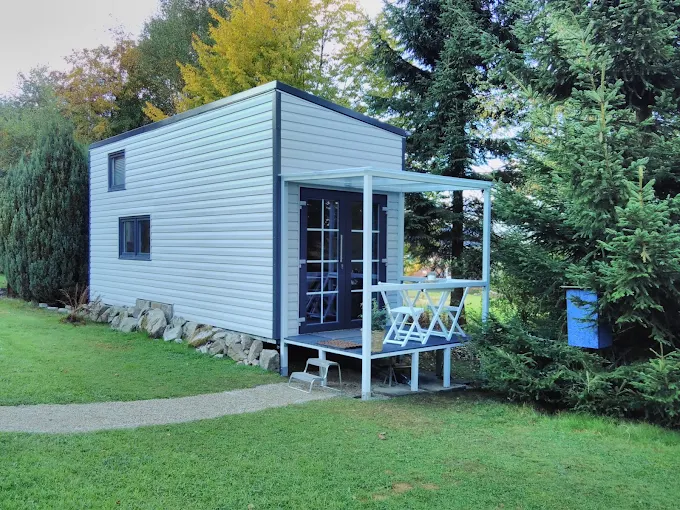 Helles Tiny House in der Gartenanlage