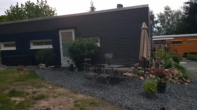 Außenbereich mit bepflanztem Garten