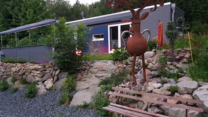 Tiny House zwischen Felsen und Bäumen