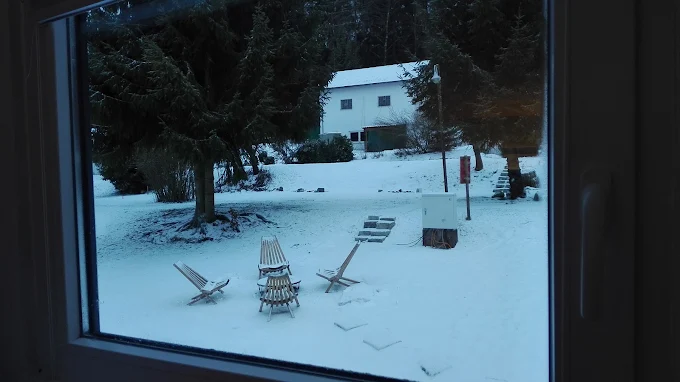 Beleuchtete Anlage am Abend