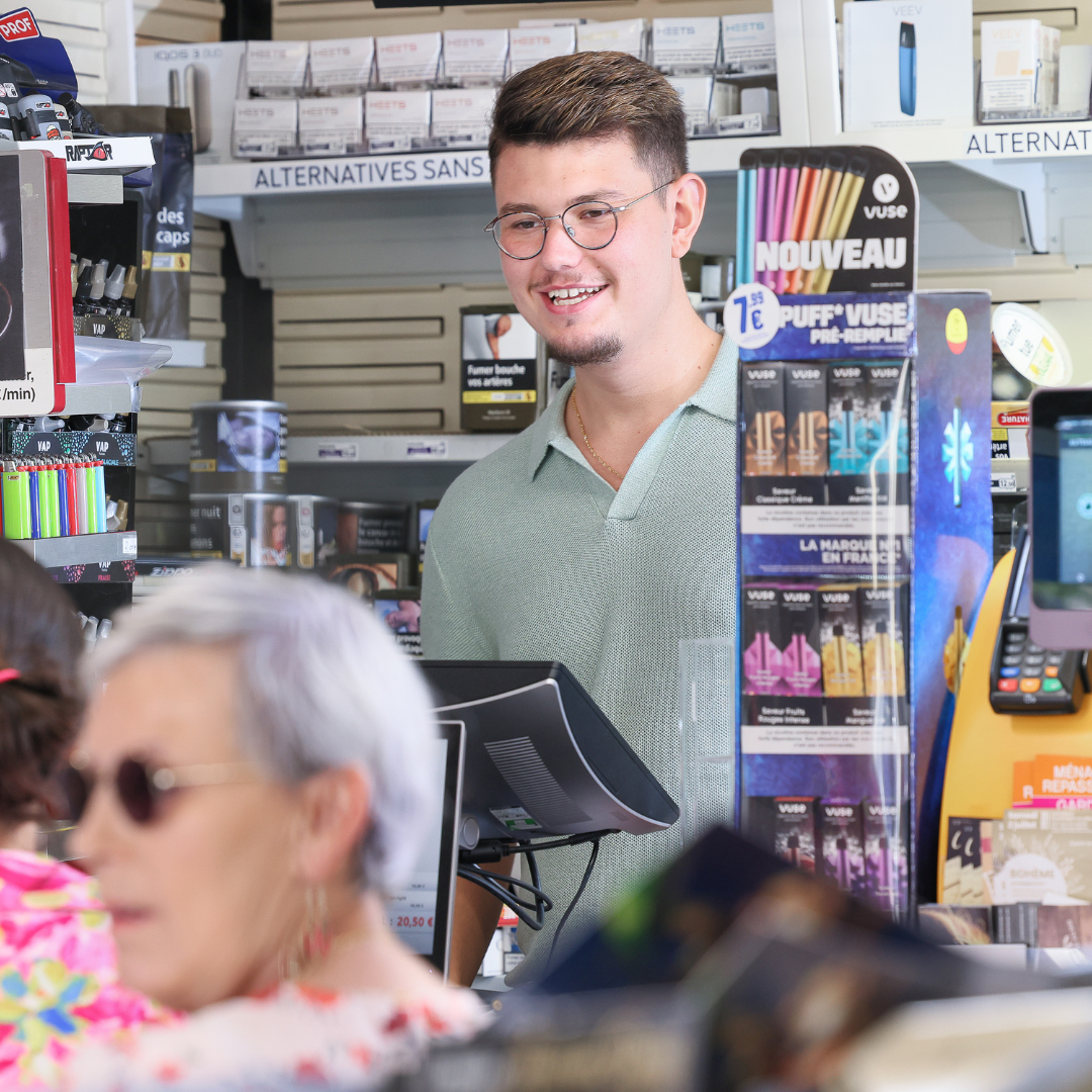 Accueil client chaleureux avec le sourire