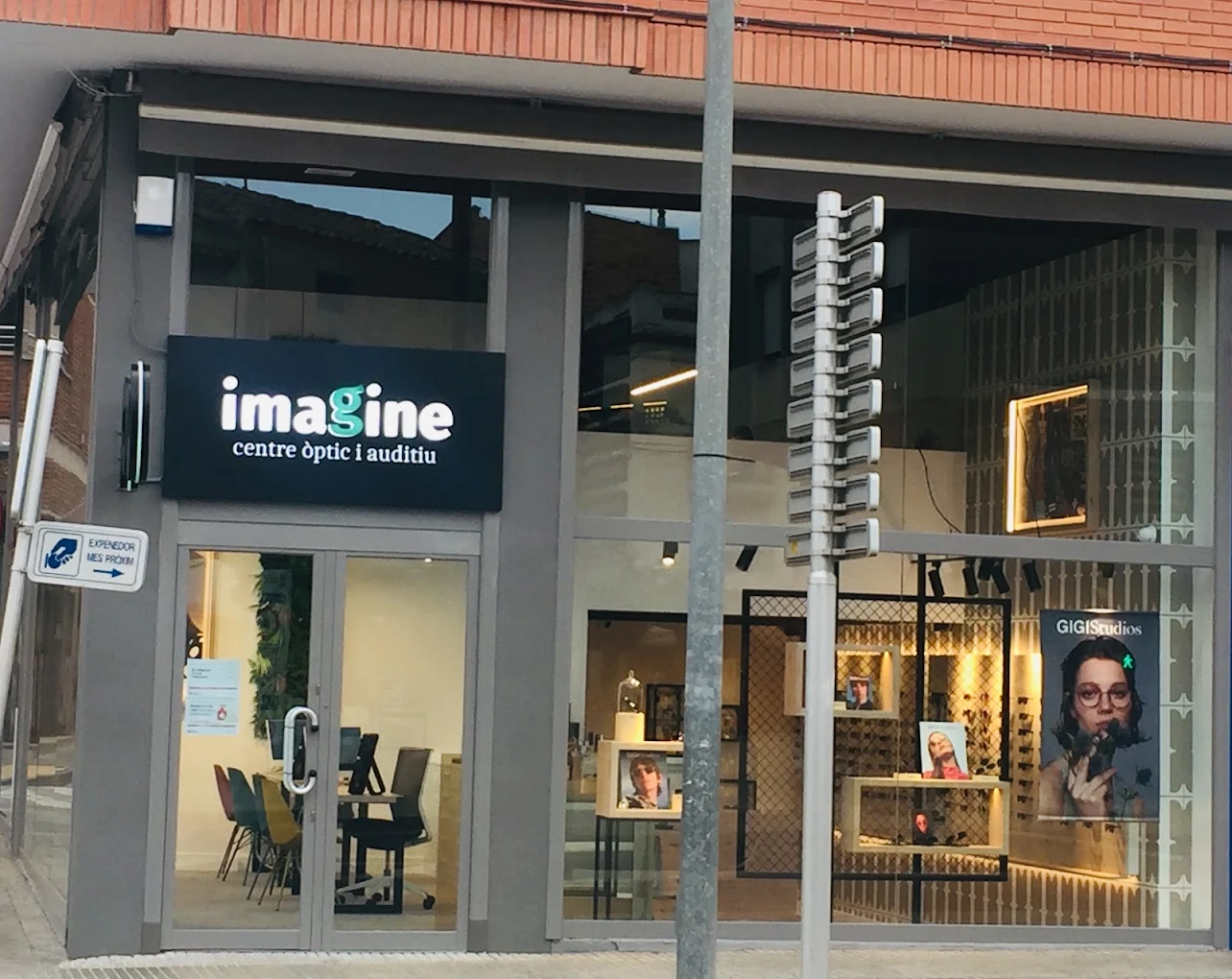 Façana exterior de la botiga Optigramia