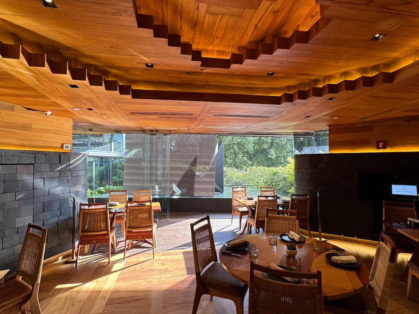 Chapulín Restaurante - área de comedor con techo de madera y ventanales