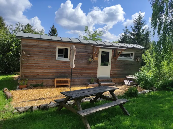 Rustikales Tiny House mit Sitzplatz