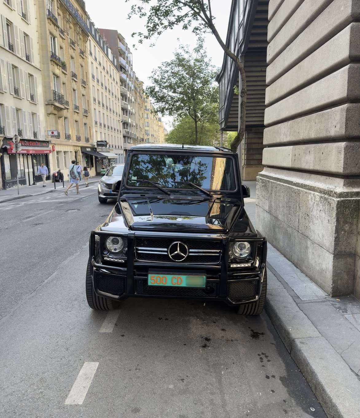 Plaque 500 CD — Mercedes G63 AMG, Paris Plaque diplomatique verte 500 CD sur un Mercedes G63 AMG noir garé dans une rue parisienne — code 500 hautes personnalités