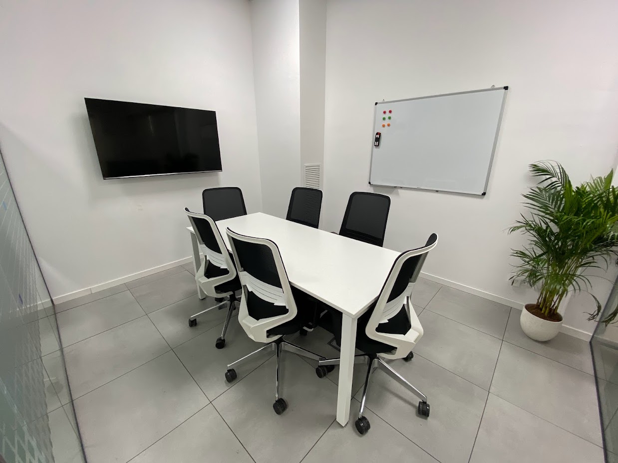 Oficina privada Venus con mesa, pantalla y pizarra blanca