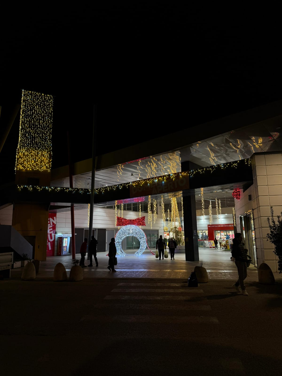 Shopping center Christmas decorations