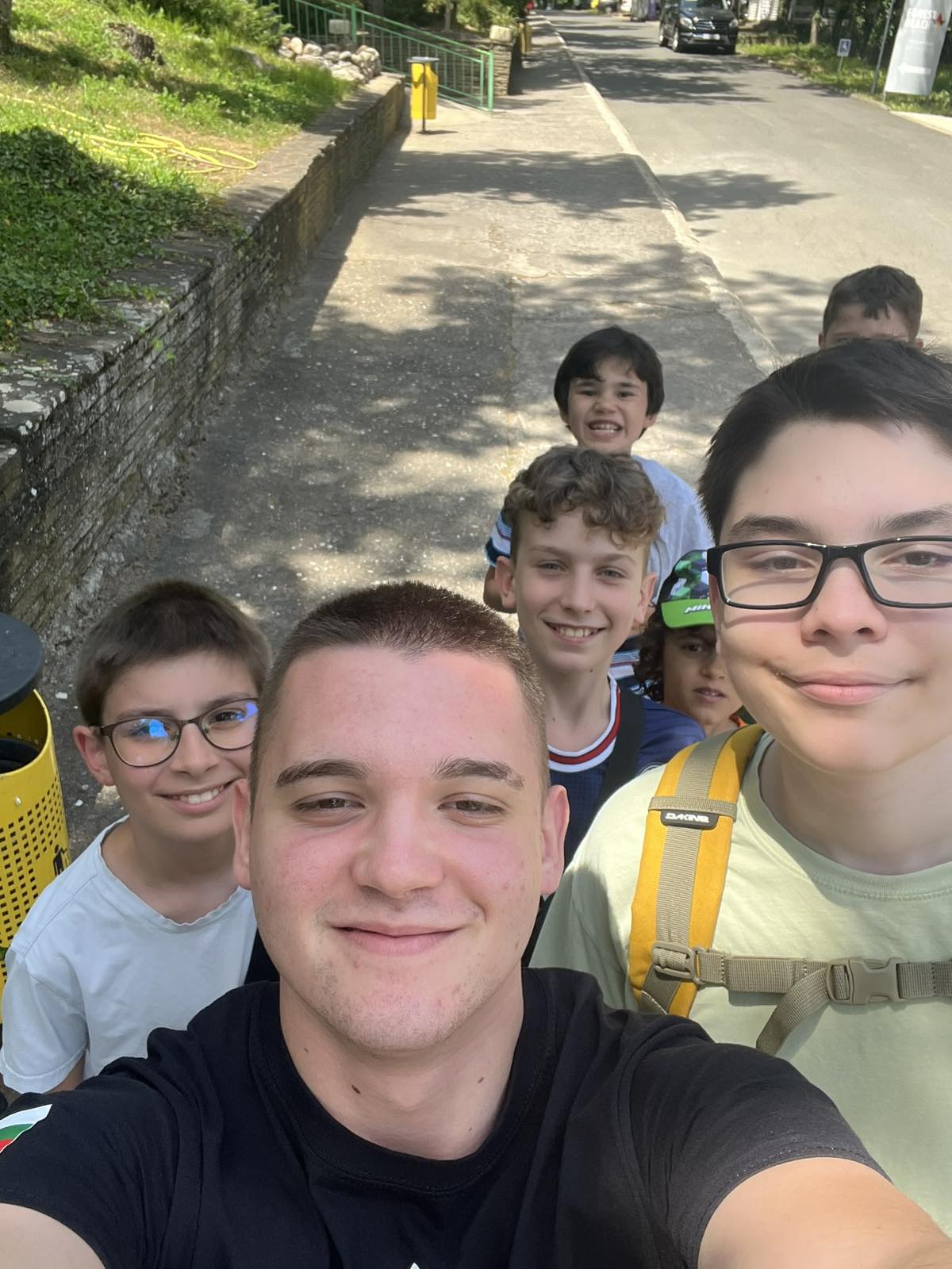 Деца на плажа и групово селфи - 2