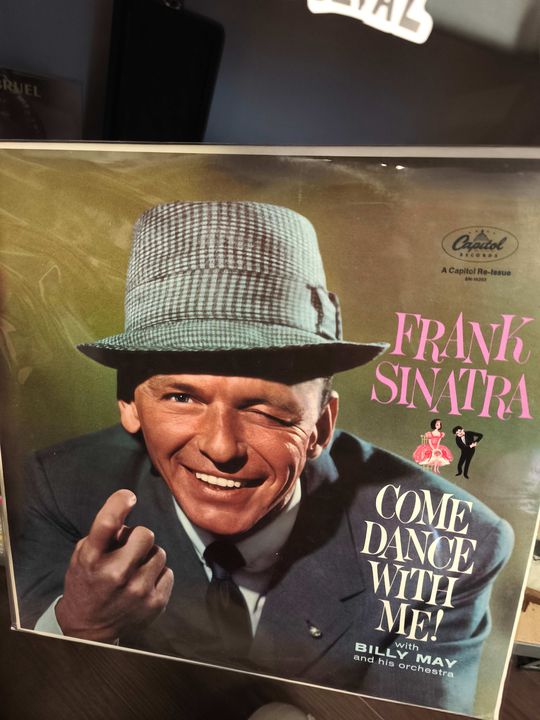 Vinyle Frank Sinatra pr\u00e8s de Bl\u00e9r\u00e9