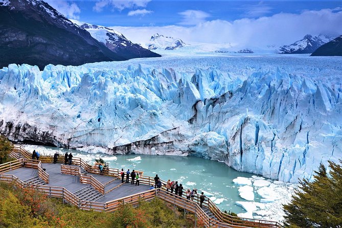 Vista panorâmica do Glaciar Perito Moreno com passarelas de observação, El Calafate