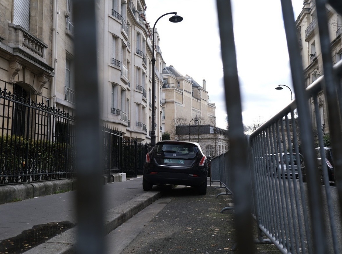 Plaque 60 C 75 — Italie, consulat de Paris Plaque consulaire verte 60 C 75 sur une Lancia Delta noire stationnée près d'une grille dans le 7e arrondissement de Paris — code 60 Italie, consulat de Paris (département 75)
