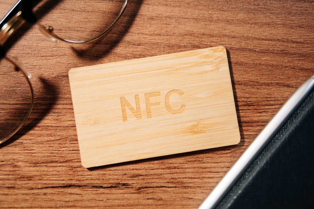 Деревянная NFC визитка