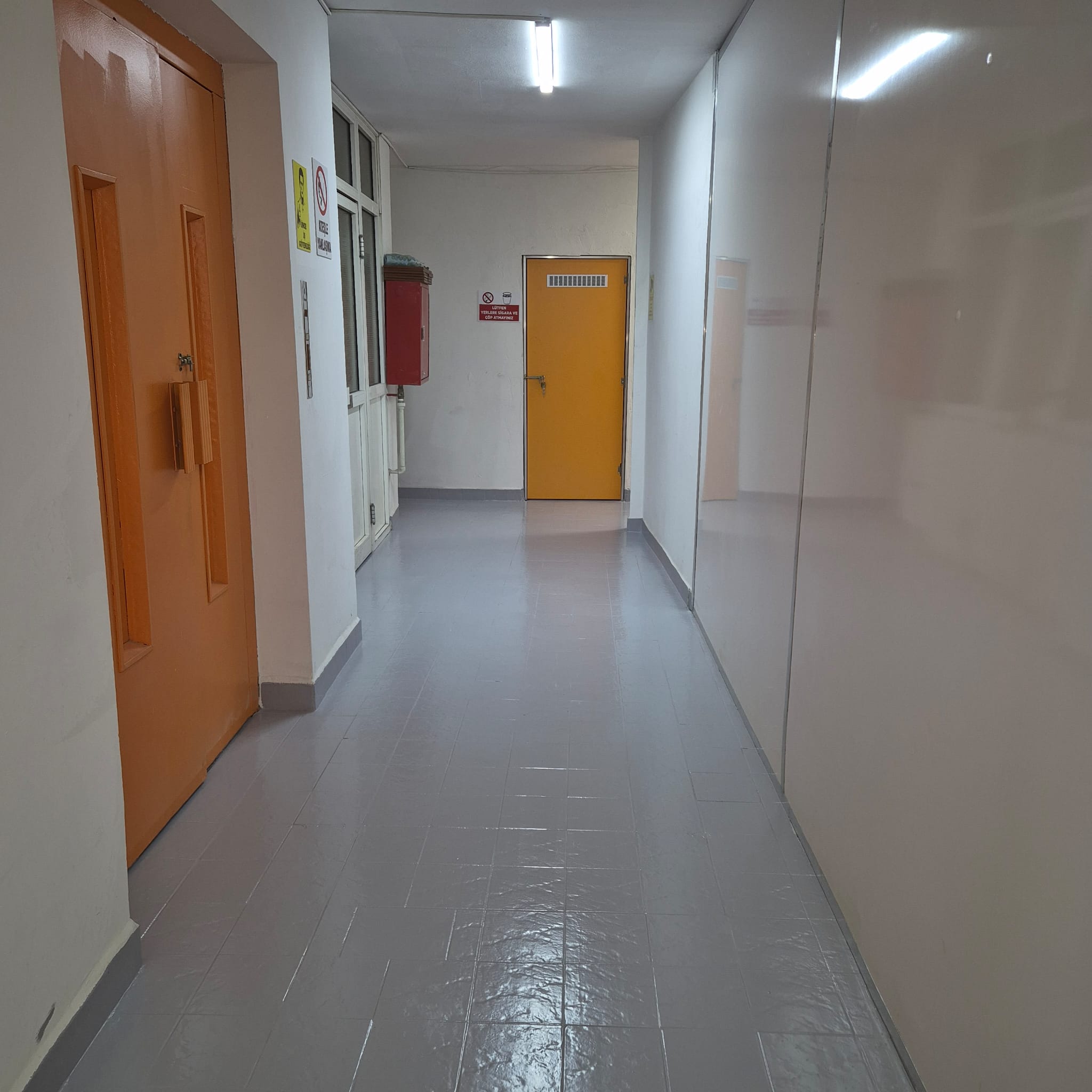 Yangın merdiveni bağlantısı bulunan güvenli eşya deposu koridoru